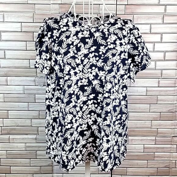 Liz Claiborne Tops - Liz Claiborne floral Print t-shirt - Navy & White Womens Size L